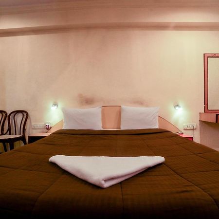 Lucky Hotel Bandra Mumbai Exterior photo