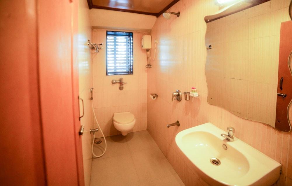 Lucky Hotel Bandra Mumbai Exterior photo