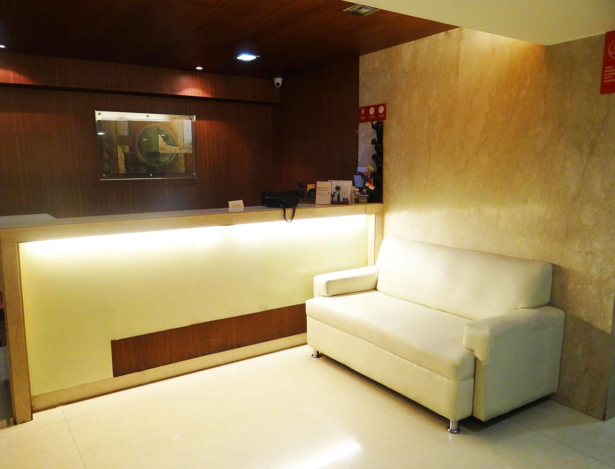Lucky Hotel Bandra Mumbai Exterior photo