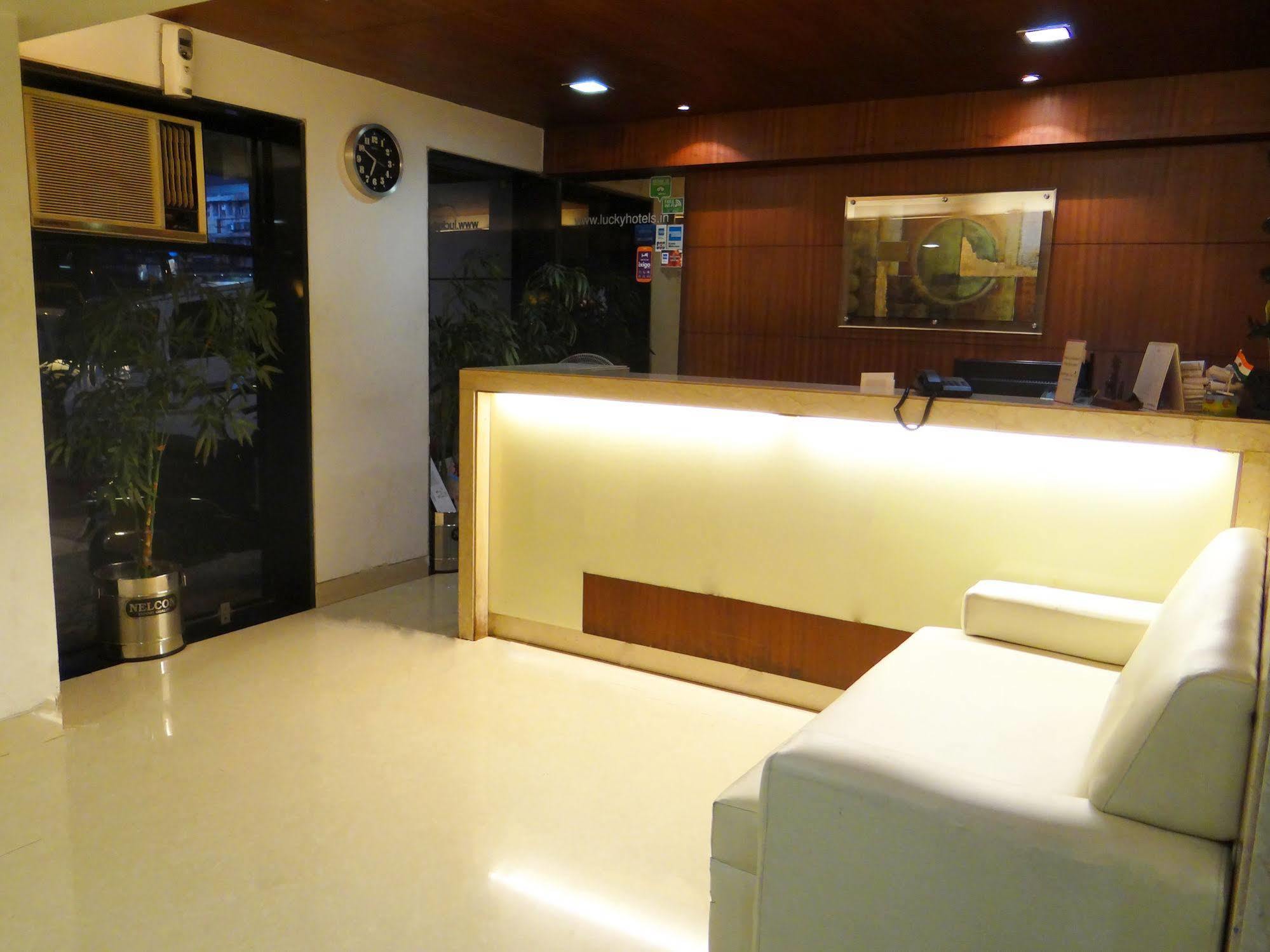 Lucky Hotel Bandra Mumbai Exterior photo