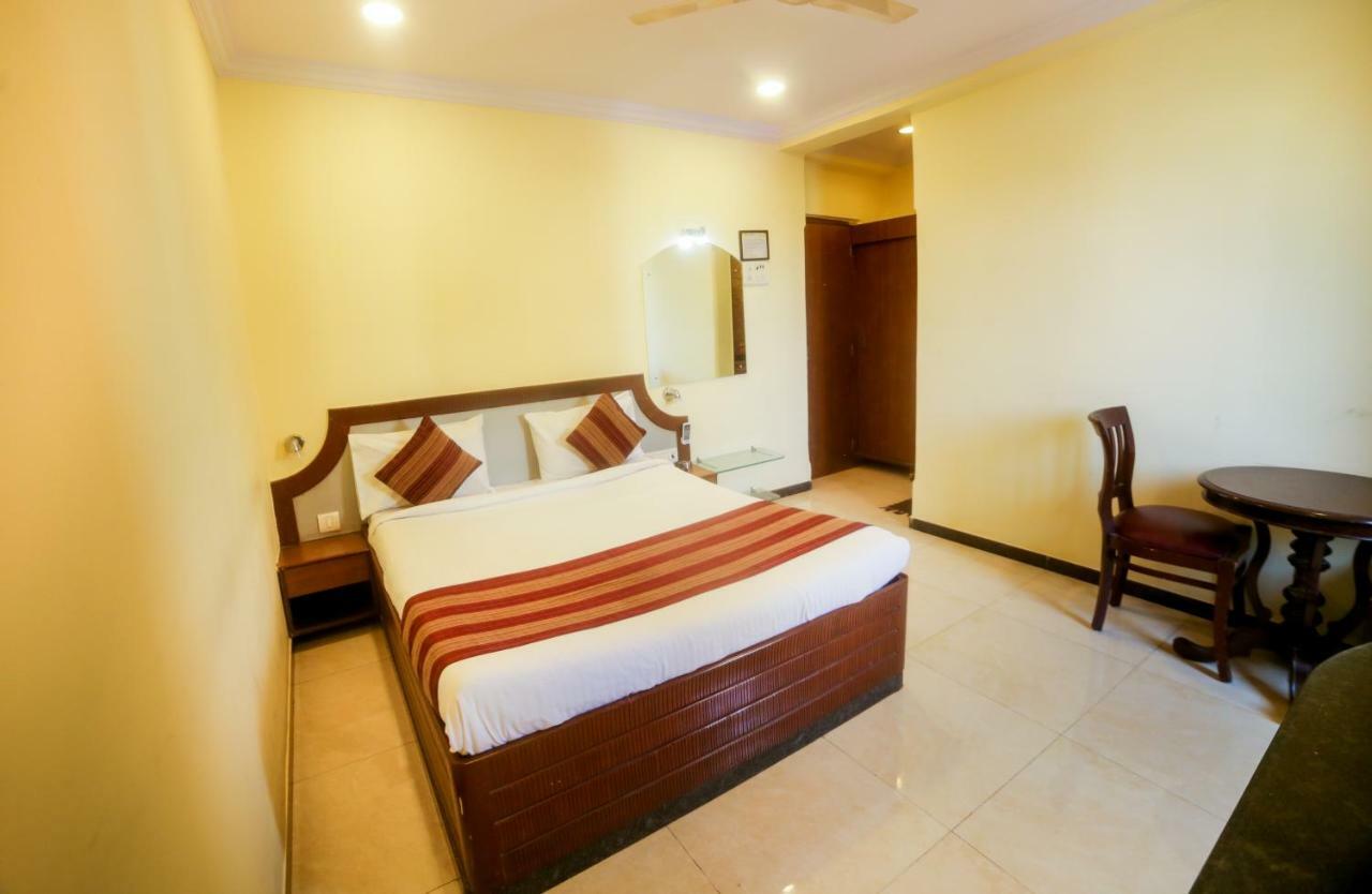 Lucky Hotel Bandra Mumbai Exterior photo