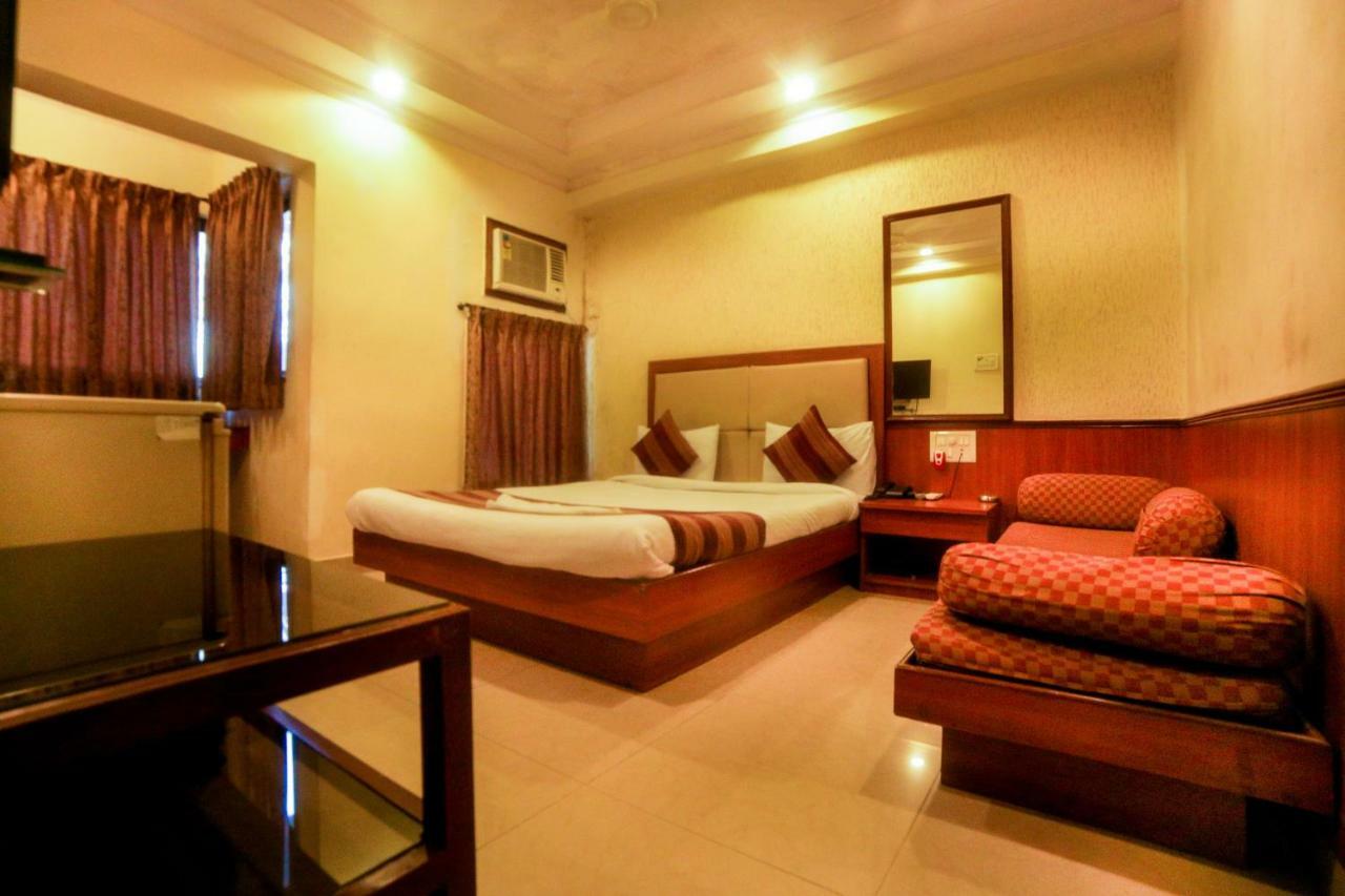 Lucky Hotel Bandra Mumbai Exterior photo