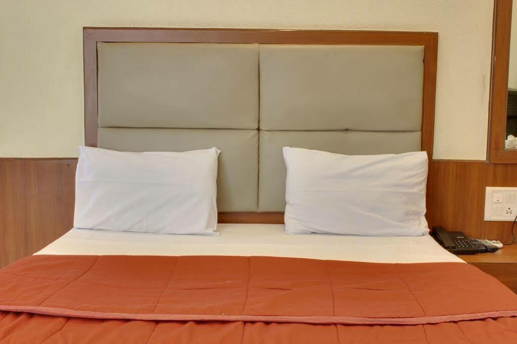 Lucky Hotel Bandra Mumbai Exterior photo