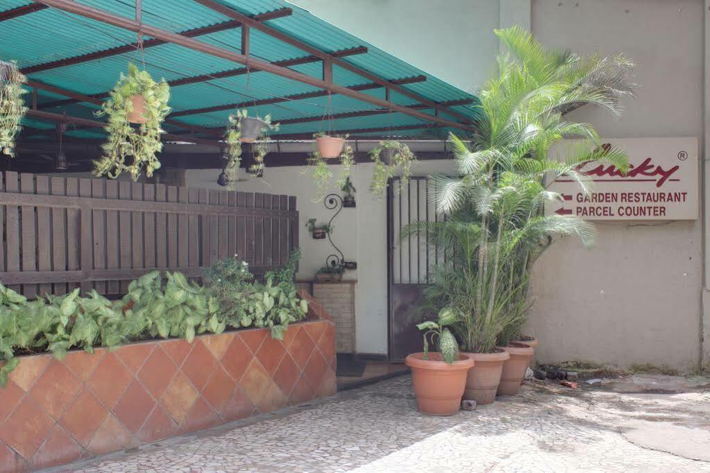 Lucky Hotel Bandra Mumbai Exterior photo
