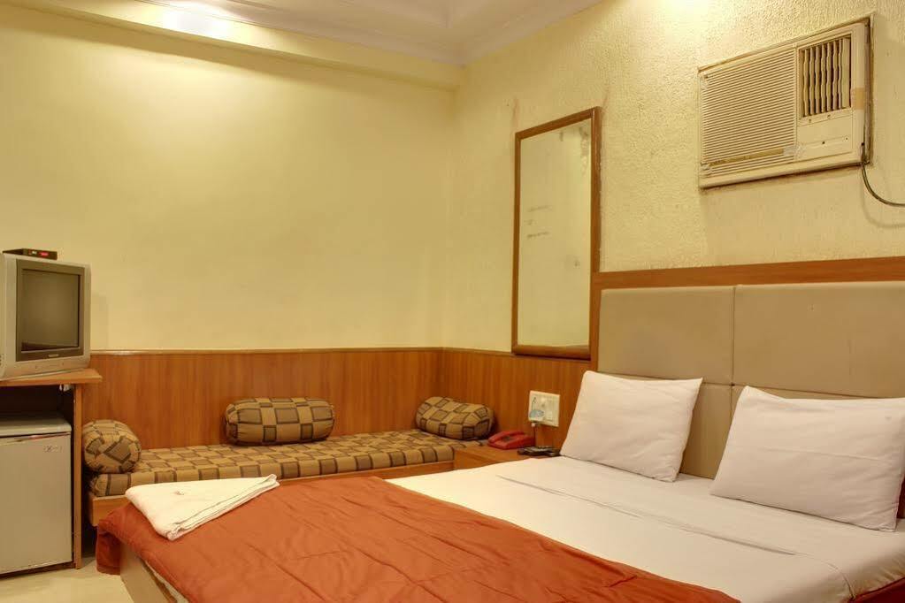 Lucky Hotel Bandra Mumbai Exterior photo