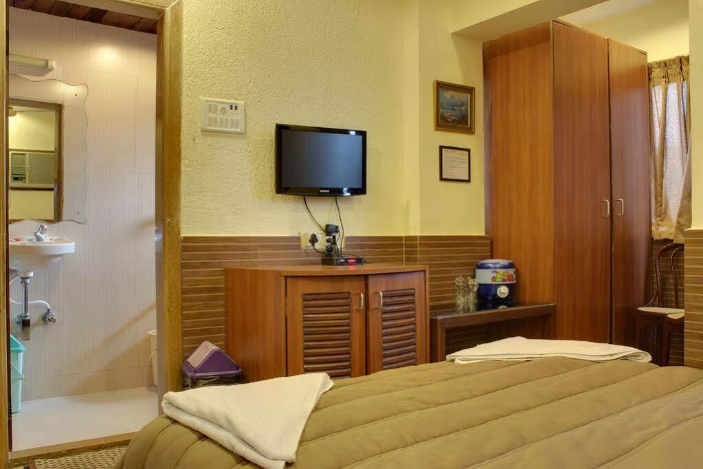 Lucky Hotel Bandra Mumbai Exterior photo