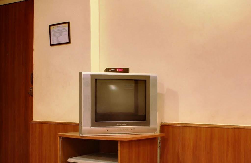 Lucky Hotel Bandra Mumbai Exterior photo