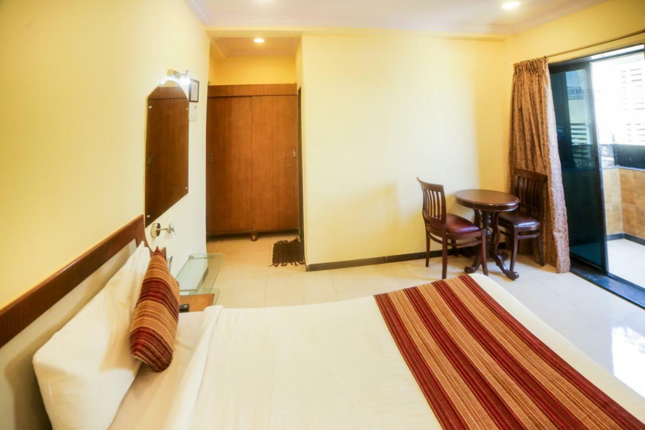 Lucky Hotel Bandra Mumbai Exterior photo