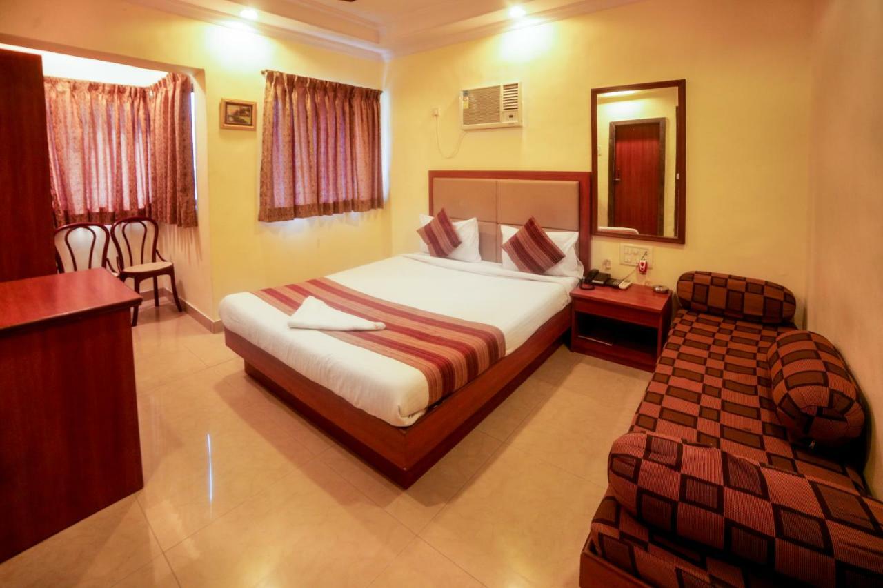 Lucky Hotel Bandra Mumbai Exterior photo