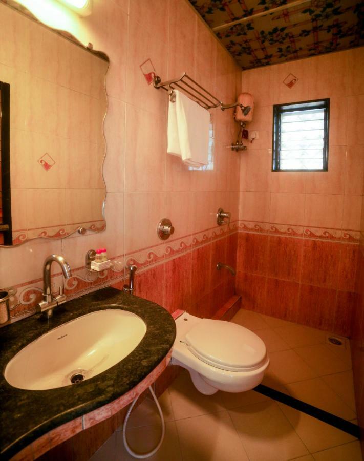 Lucky Hotel Bandra Mumbai Exterior photo