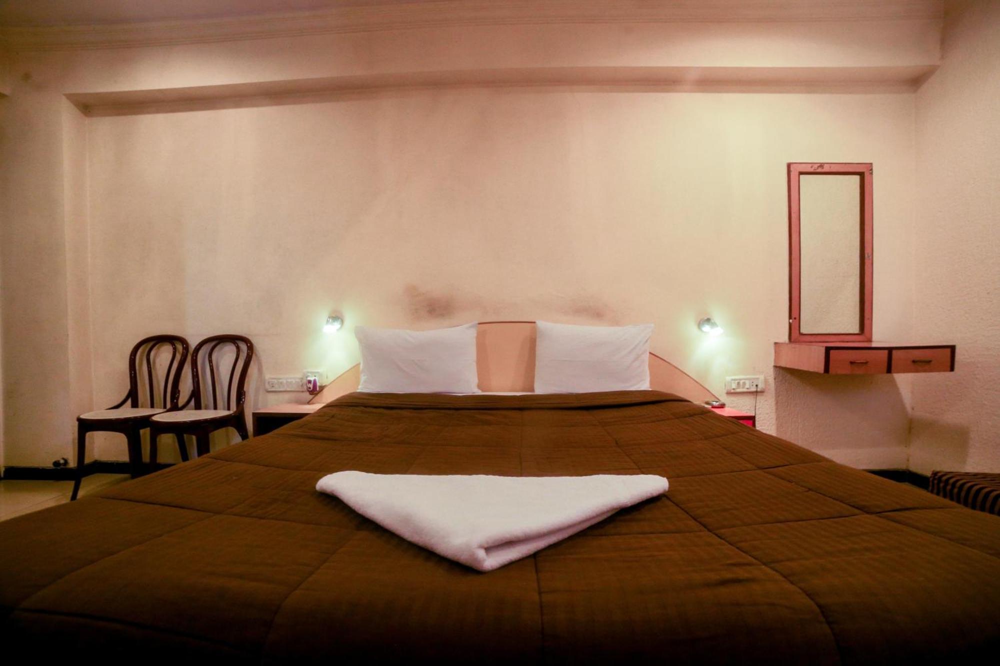 Lucky Hotel Bandra Mumbai Exterior photo
